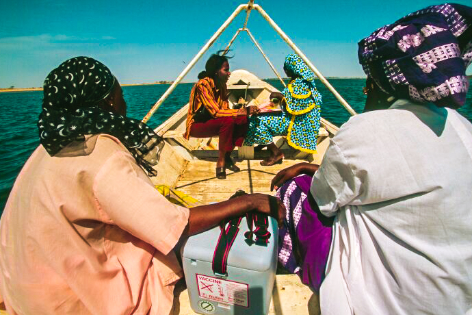 Health workers in Ghana doing immunisation outreach by boat. Credit: Gavi/2014/Thomas Kelly.